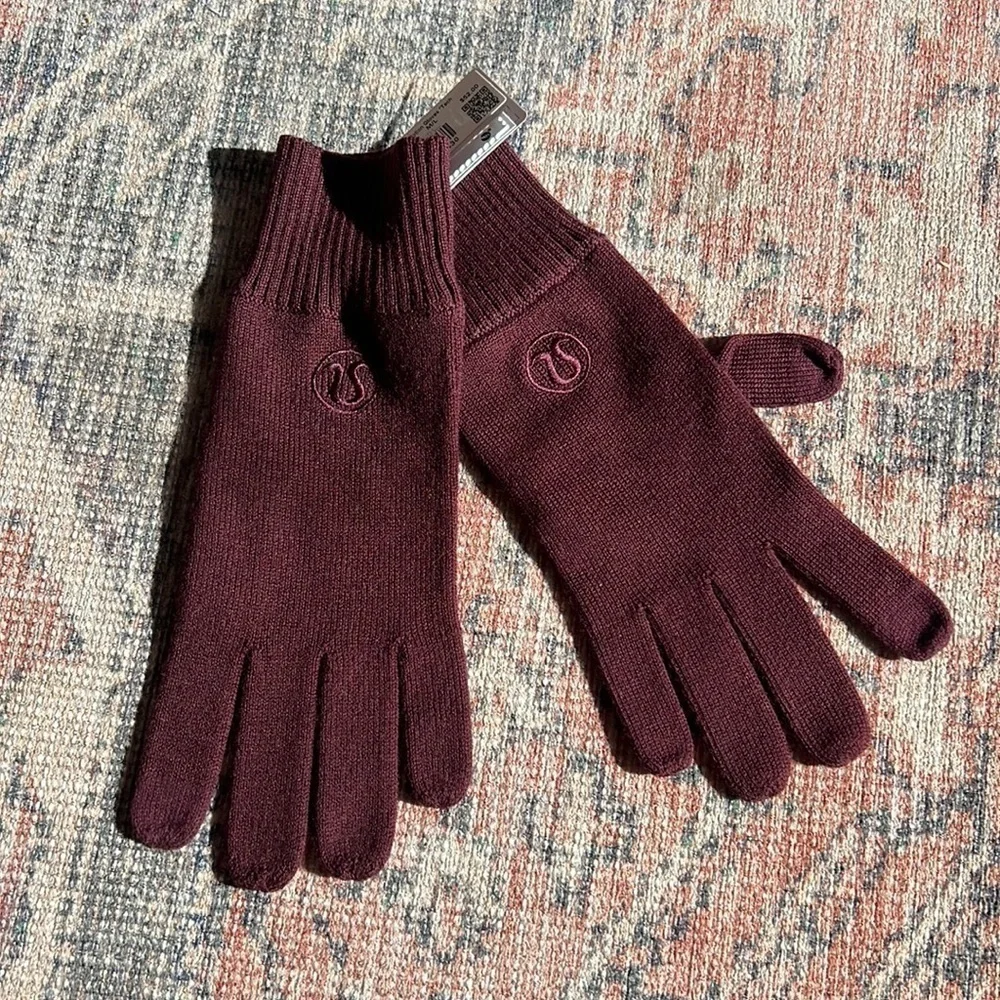 NWT Lululemon warm revelation gloves M/L Burgundy